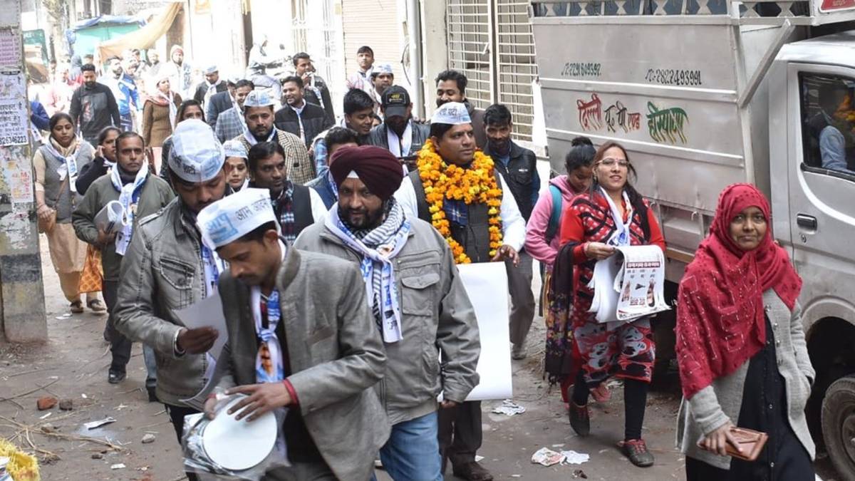 दिनेश मोहनिया ने भरा पर्चा (Aam Aadmi Party Delhi/Twitter)