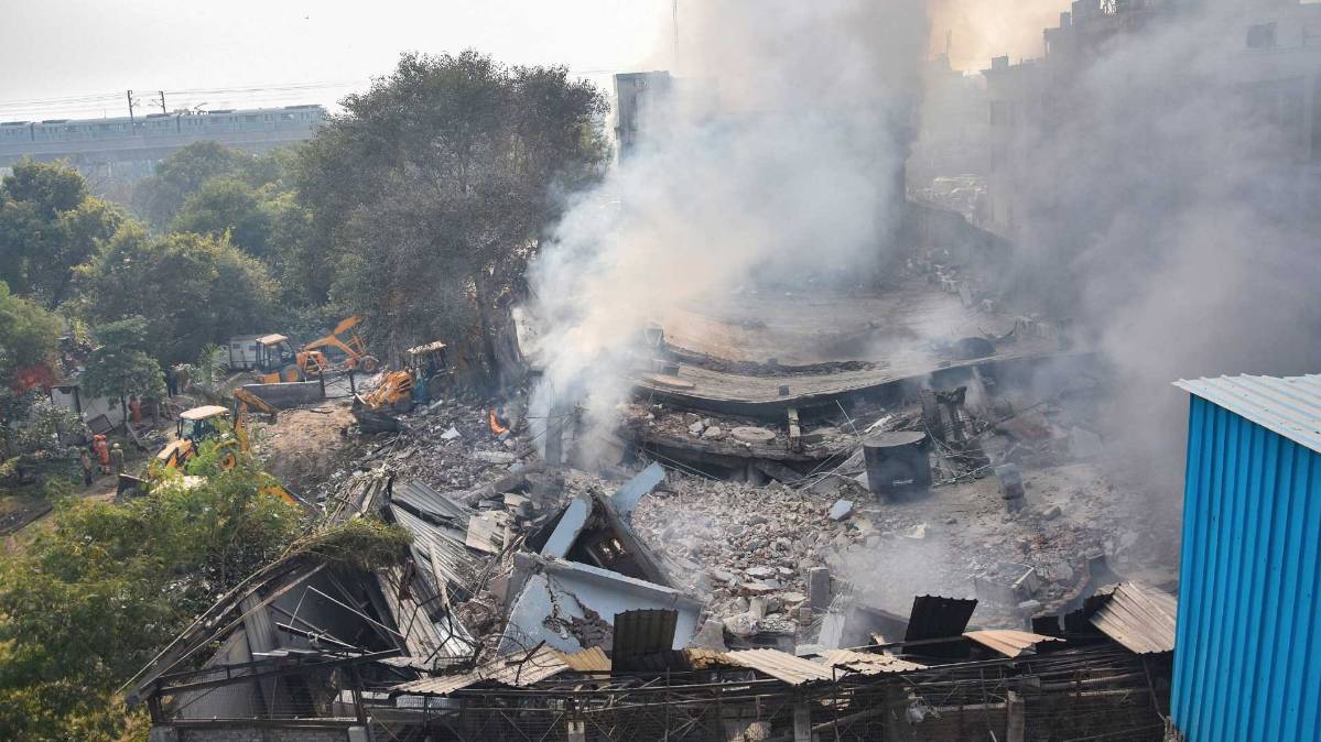 पीरागढ़ी की बैट्री फैक्ट्री में आग (फोटो- PTI)