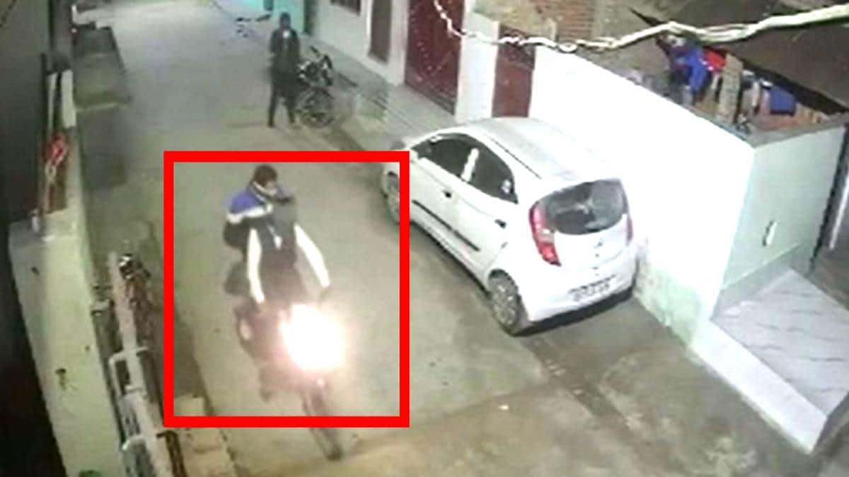 युवक पर फायरिंग करते हुए बदमाश