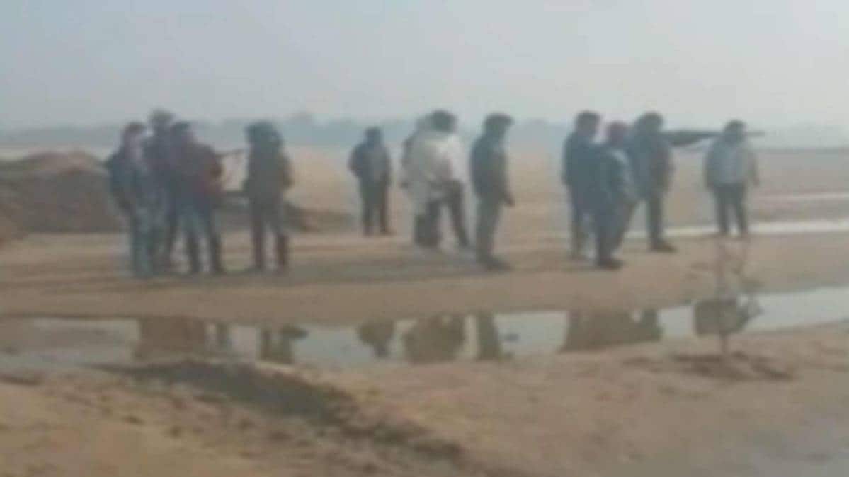 चित्रकूट में सरेआम फायरिंग का वीडियो वायरल (फोटो टीवी ग्रैब)