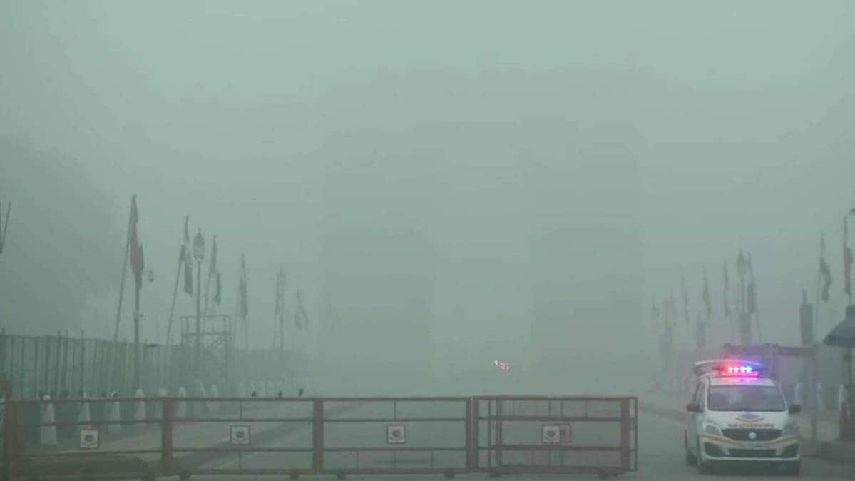 Delhi: The national capital wakes up to dense fog this morning. Delhi is recording a minimum temperature of 7 degree Celsius this morning. (Photo ANI)