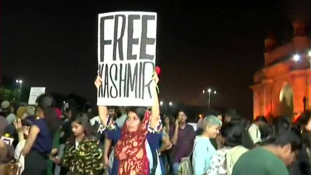 प्रदर्शन में लहराया फ्री कश्मीर का पोस्टर (फोटो- ANI)