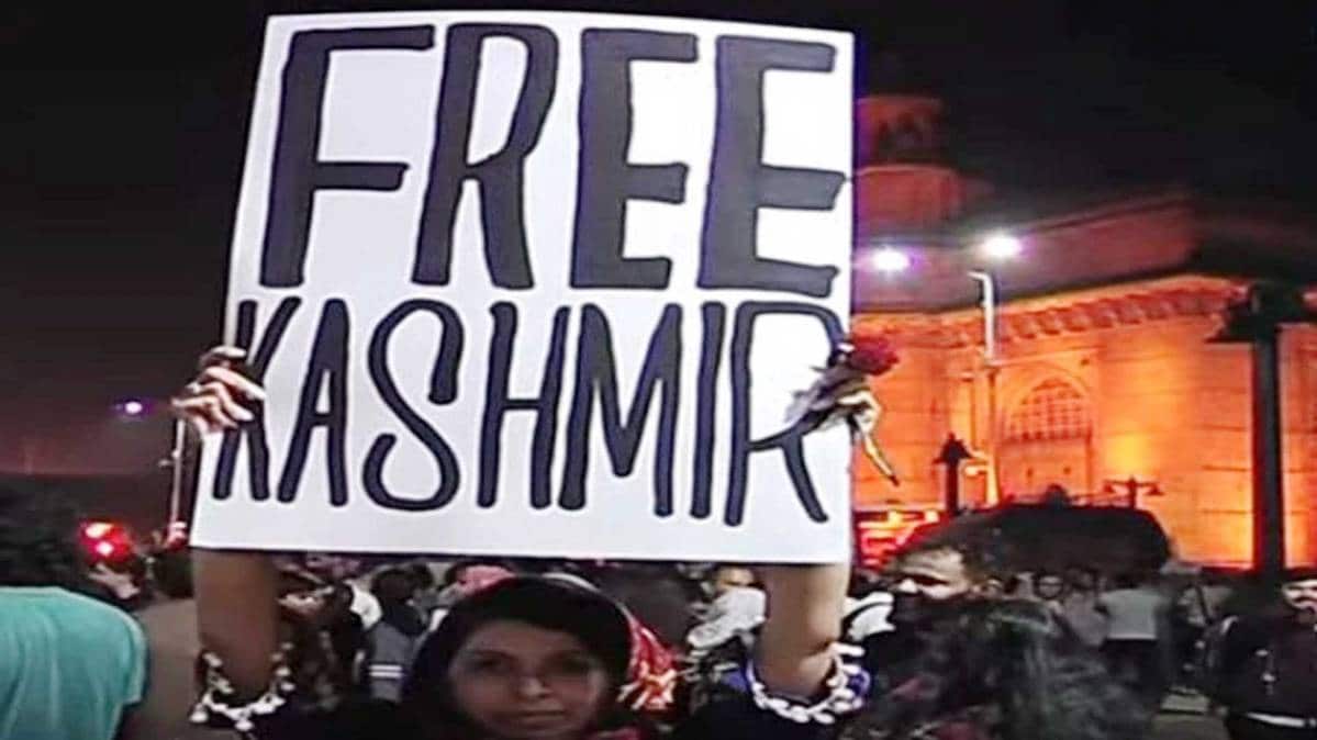 विरोध प्रदर्शन के दौरान फ्री कश्मीर का पोस्टर