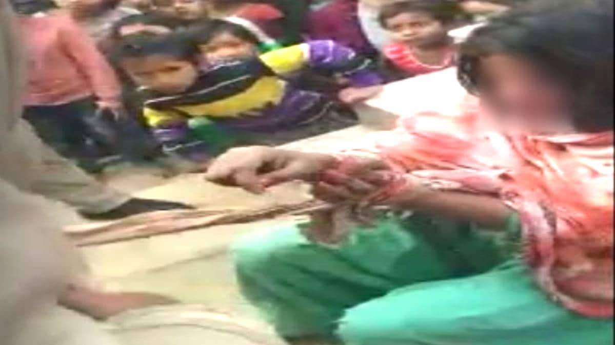 पीड़ित युवती को बचाती हुई पुलिस