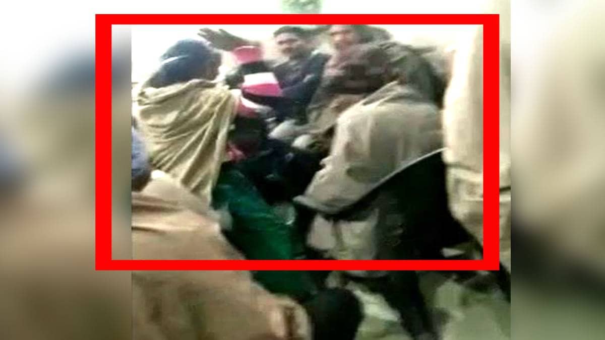 युवक को थप्पड़ मारती हुई महिला