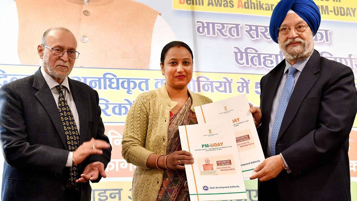 हरदीप सिंह पुरी ने सौंपी रजिस्ट्री (फोटो-PTI)