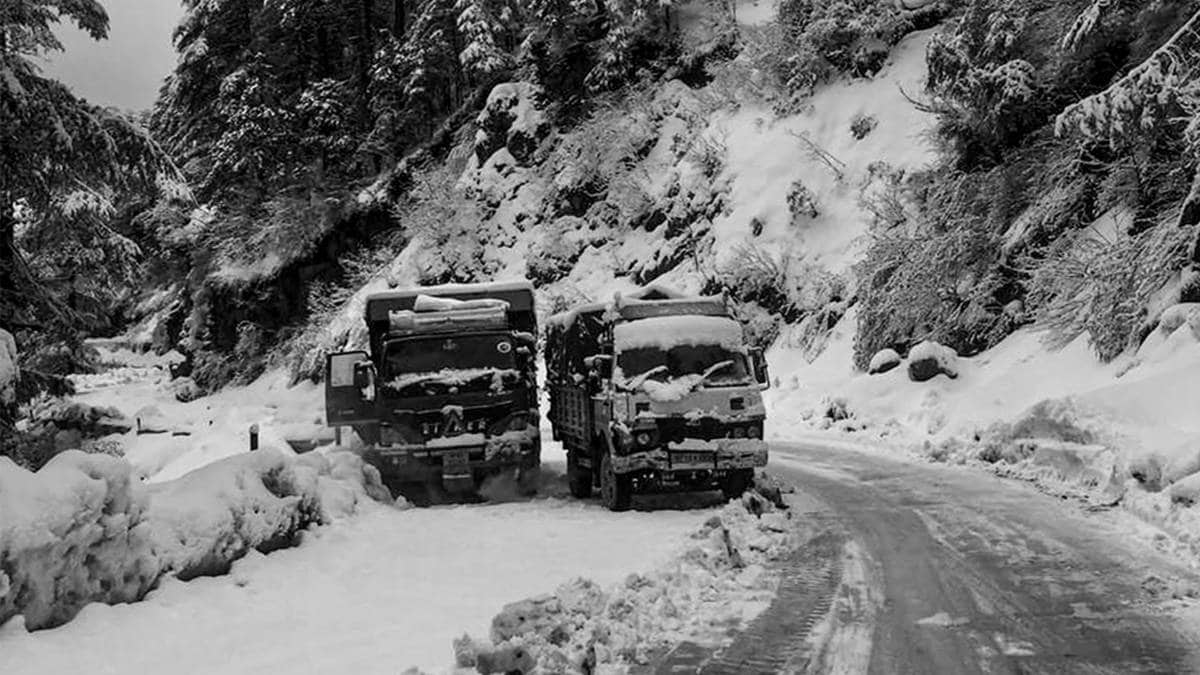 शिमला में बर्फबारी से गिरा तापमान (फोटो-PTI)