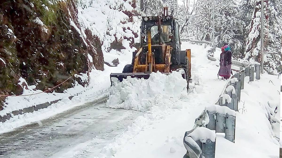 हिमाचल के कई इलाकों में जबरदस्त बर्फबारी(फाेटो-PTI)