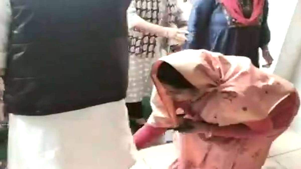 ज्योतिरादित्य के पैर छुते हुए मंत्री इमरती देवी