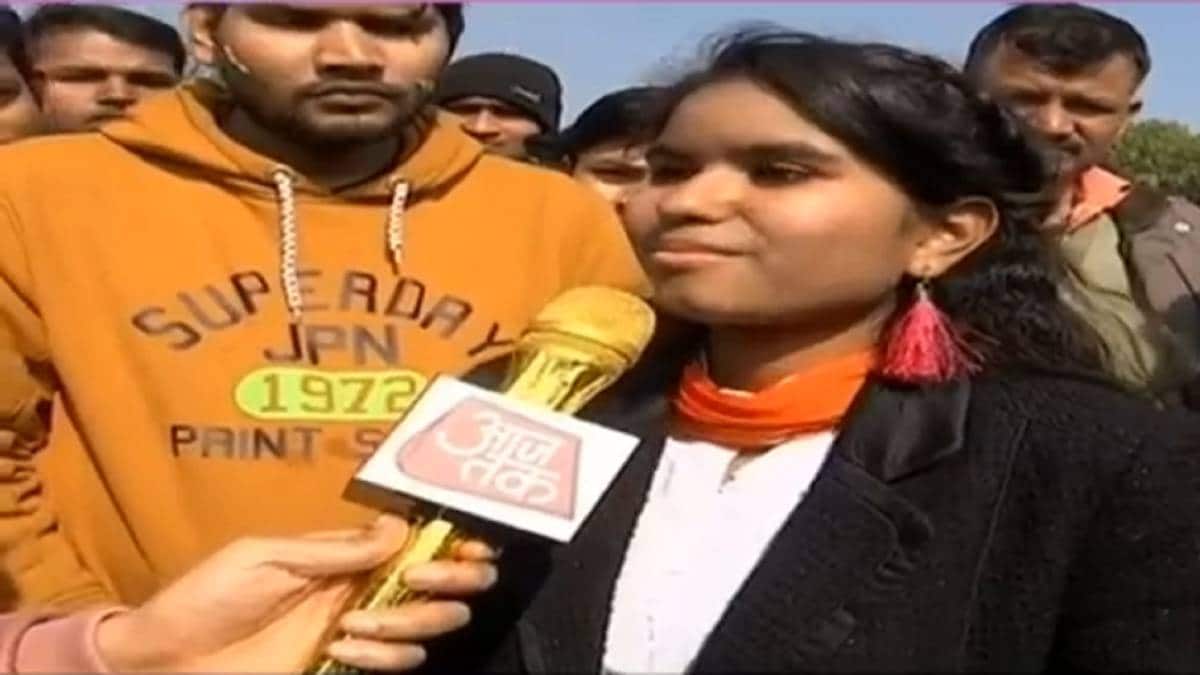 दिल्ली चुनाव और गणतंत्र दिवस पर अपनी राय देती हुई महिला (वीडियो ग्रैब)