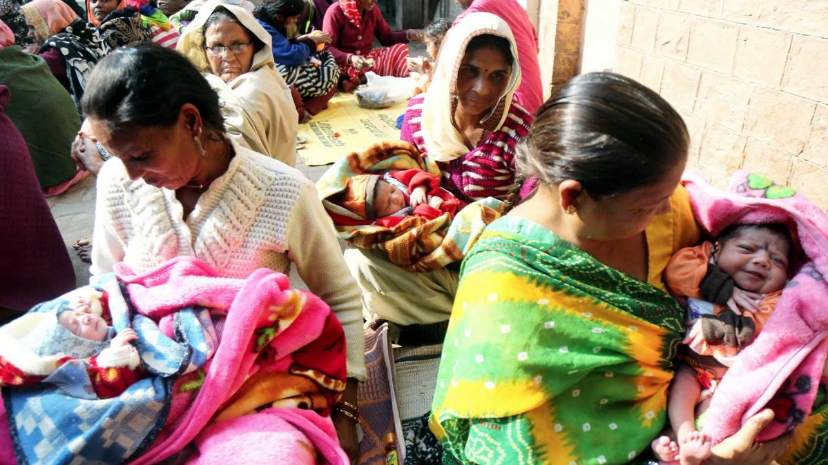 अस्पताल में मासूम बच्चों के साथ माताएं (फोटो-PTI)