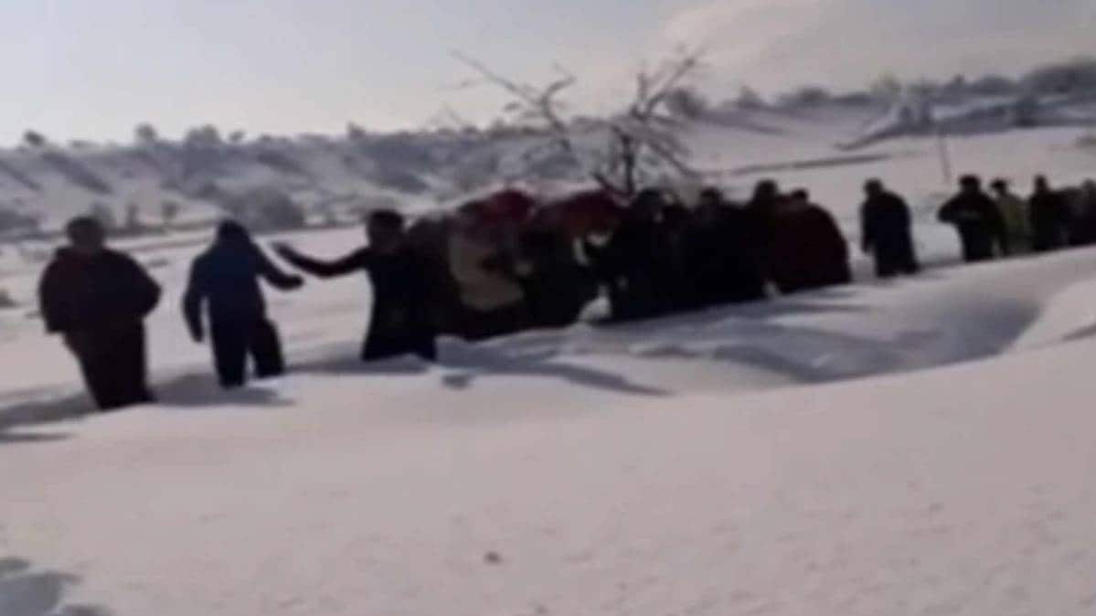 Jammu & Kashmir: Indian Army jawans carry pregnant woman to hospital in waist-deep snow (Photo Video Grab)