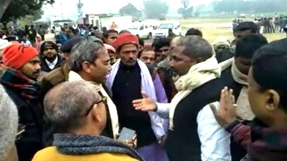 कार्यकर्ता को फटकार लगाते हुए जेडीयू सांसद दुलाल चंद्र