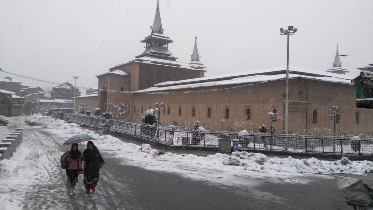 कश्मीर में फिर हुई बर्फ़बारी (फाइल फोटो-RoufAhmad Roshangar)