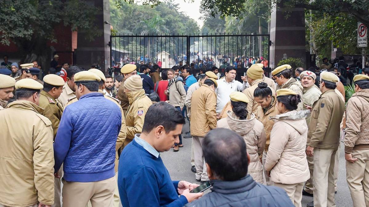 JNU के बाहर पुलिस बल की तैनाती(फोटो-PTI)