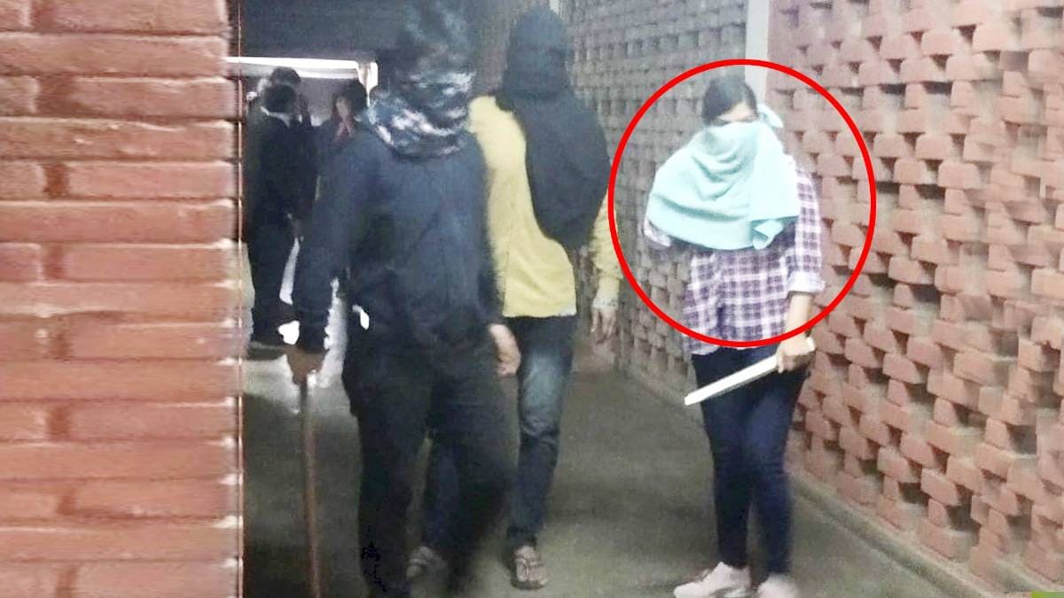 कोमल शर्मा थी JNU में हिंसा करने वाली नकाबपोश लड़की