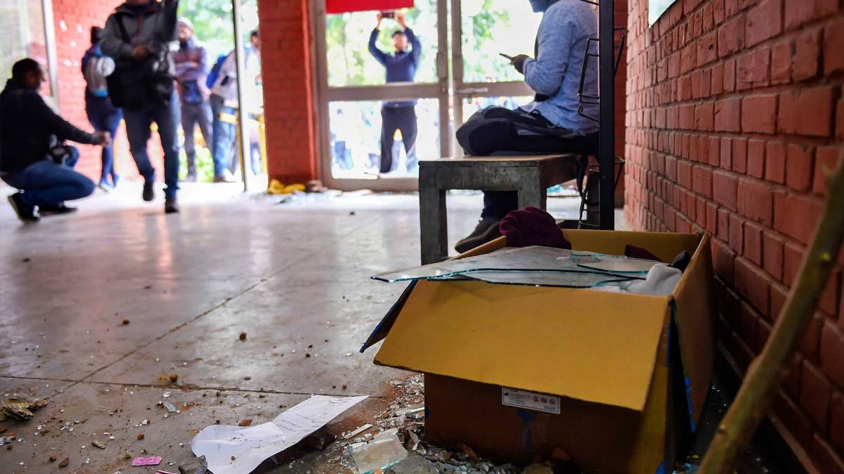 JNU में हिसा के बाद की तस्वीरें (फोटो-PTI)