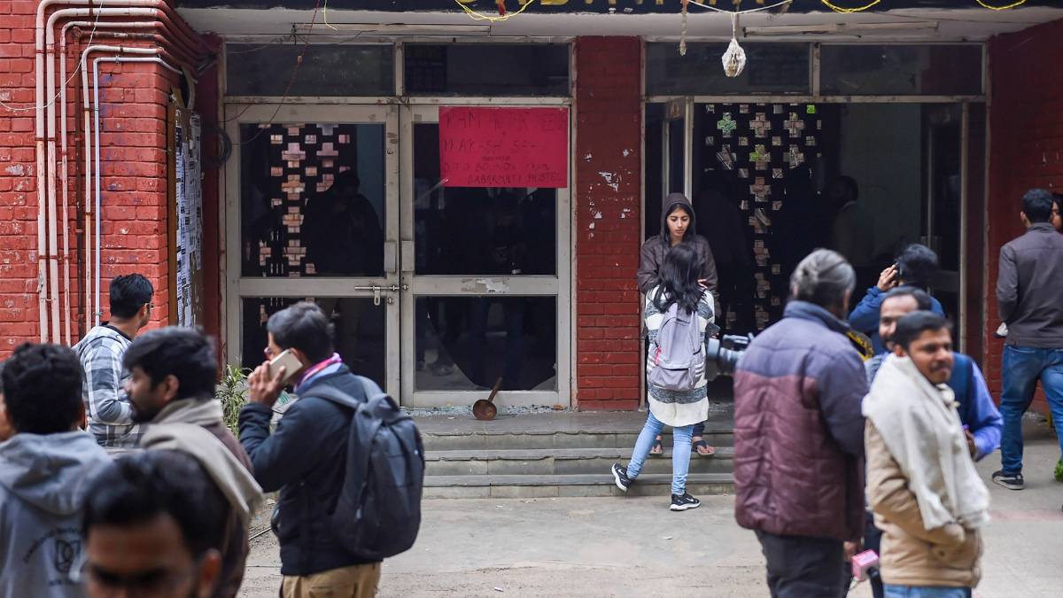 JNU में 5 जनवरी को हुई हिंसा(फोटो-PTI)