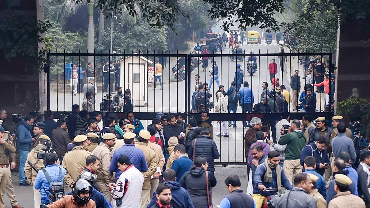 JNU हिंसा के बाद से लगातार पुलिस बल गेट पर मौजूद(फोटो-PTI)