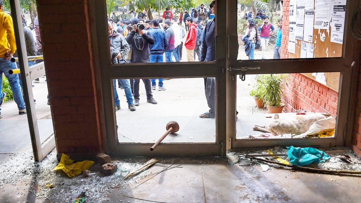 JNU में 5 जनवरी को हुई हिंसा(फोटो-PTI)