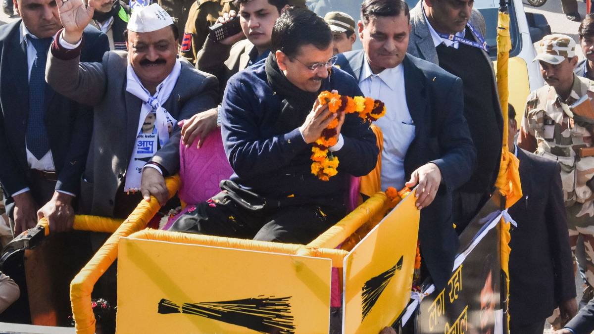 जनकपुरी में केजरीवाल का रोड शो (फोटो-PTI)