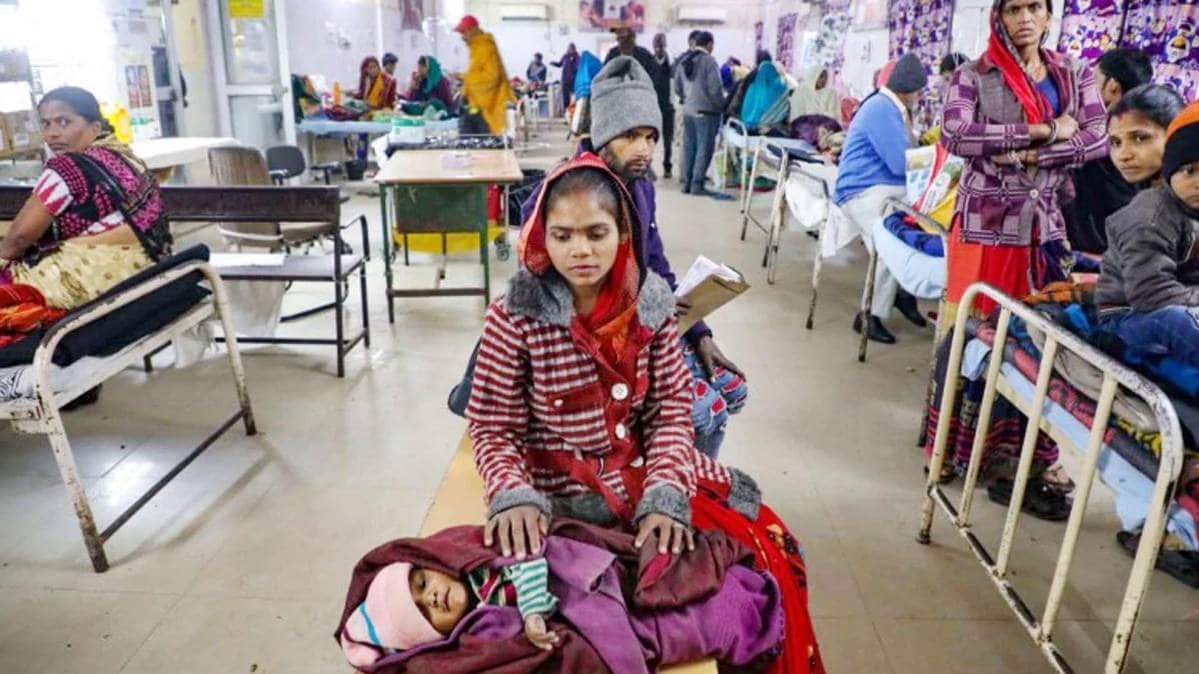 नॉनस्टॉप 100 (A mother waits for treatment of her child at JK Lon hospital in Kota, Rajasthan. (Photo: PTI))