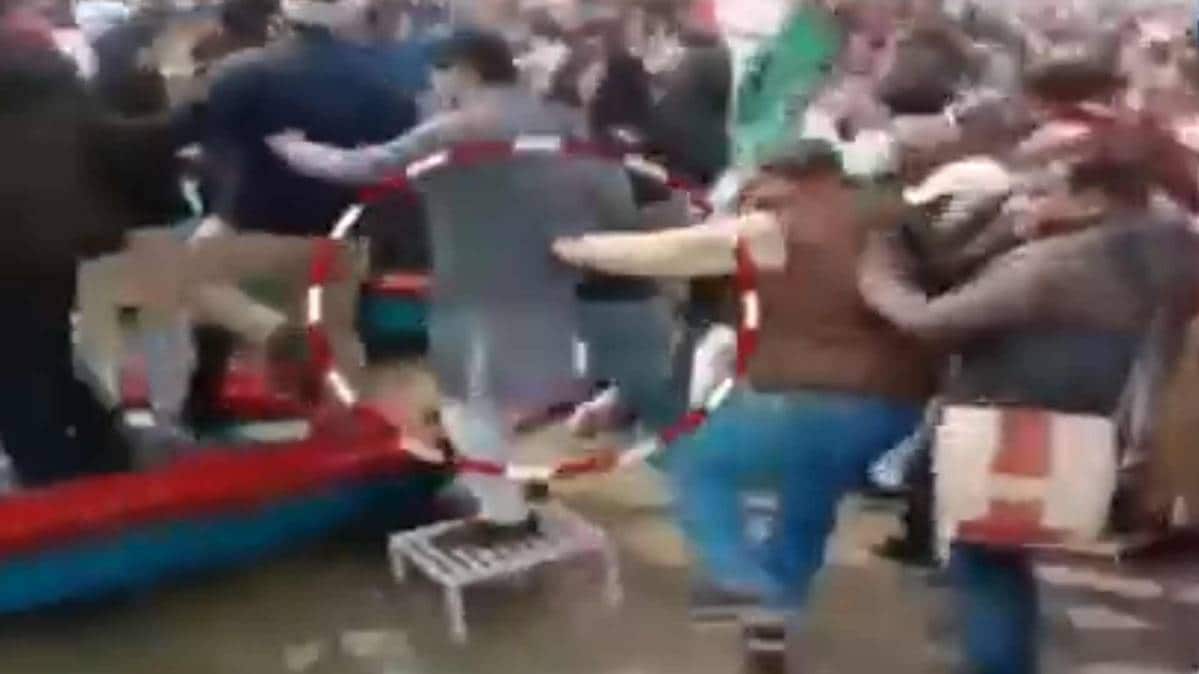 यूपी कांग्रेस अध्यक्ष अजय सिंह लल्लू नदी में जा गिरे (फोटो टीवी ग्रैब)