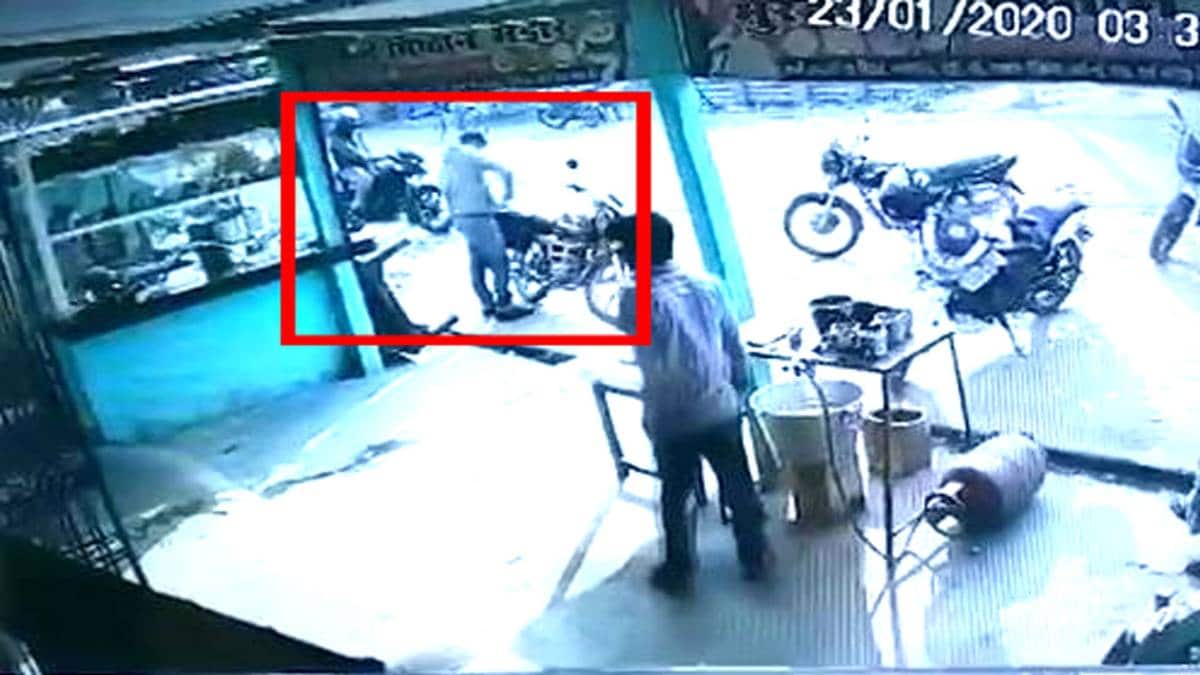 चोरों ने बाइक से चुराया कैश