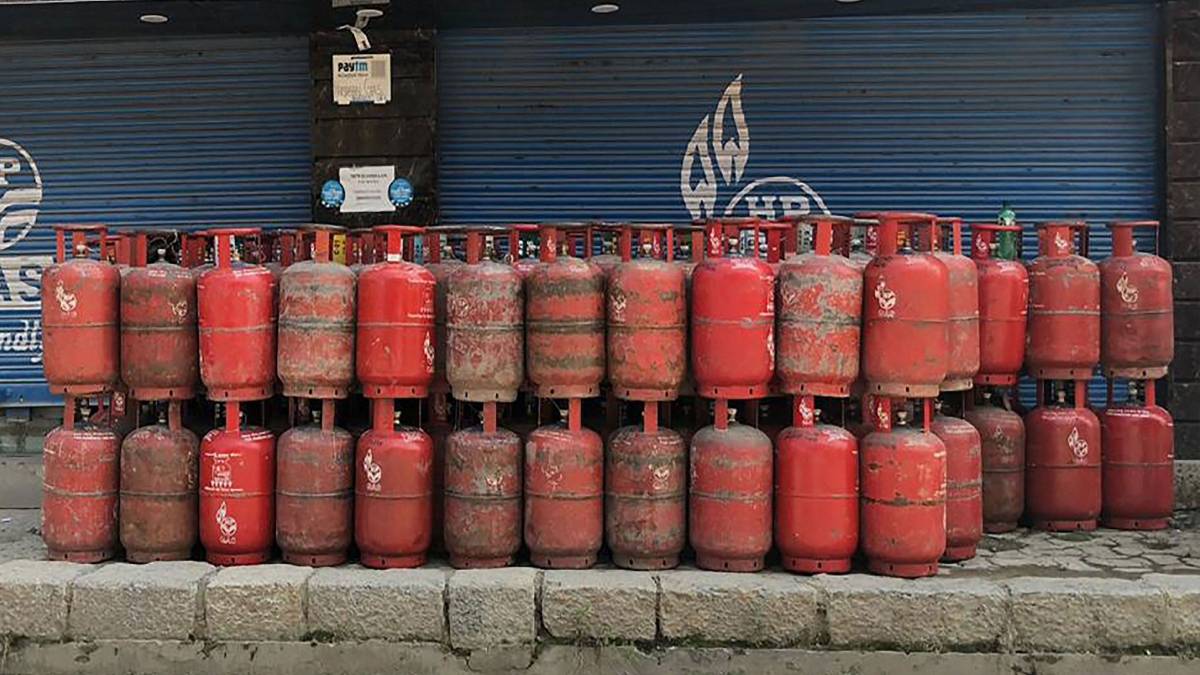 गैस सिलेंडर की कीमत बढ़ी (Photo-PTI)