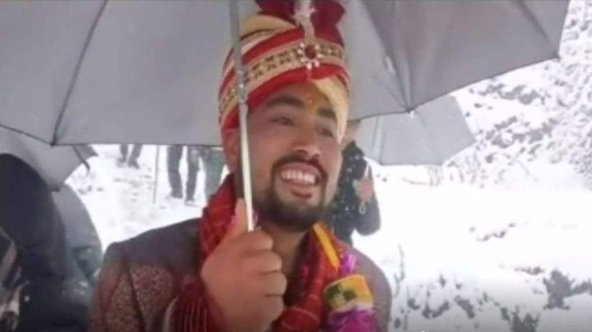 बर्फबारी के बीच निकली बारात