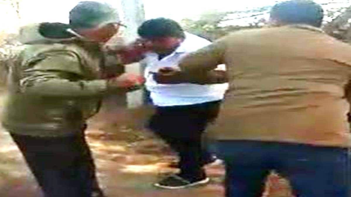 युवक को पीटते हुए लोग