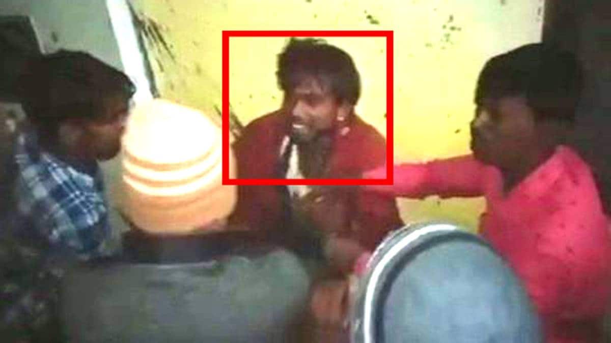 चोर को पीटते हुए लोग