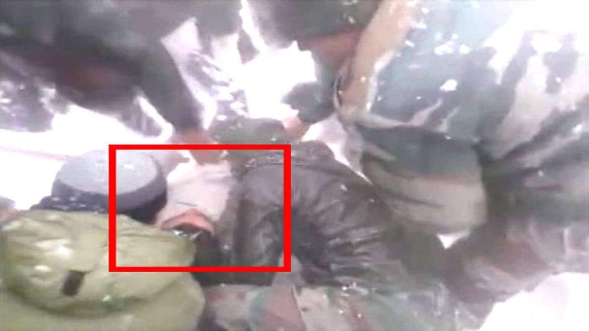 बर्फ में दबे शख्स को जवानों ने बचाया