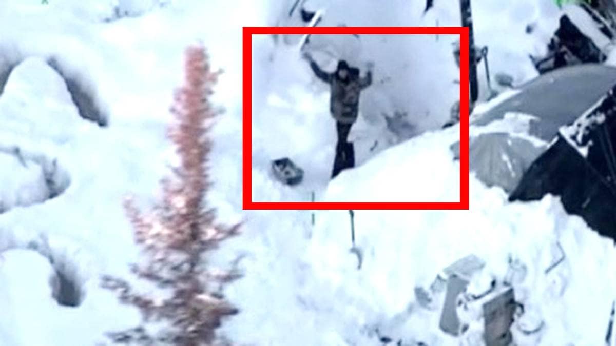 बर्फ में फंसे शख्स को सुरक्षाकर्मियों ने बचाया