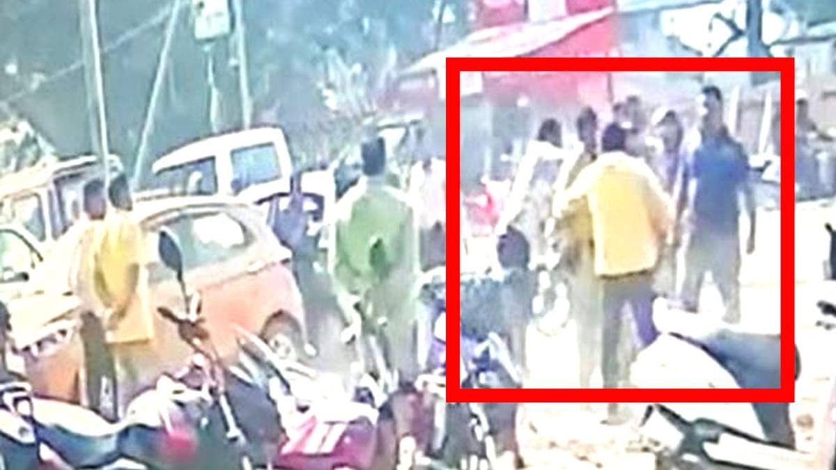 पार्किंग विवाद में शख्स को पीटा