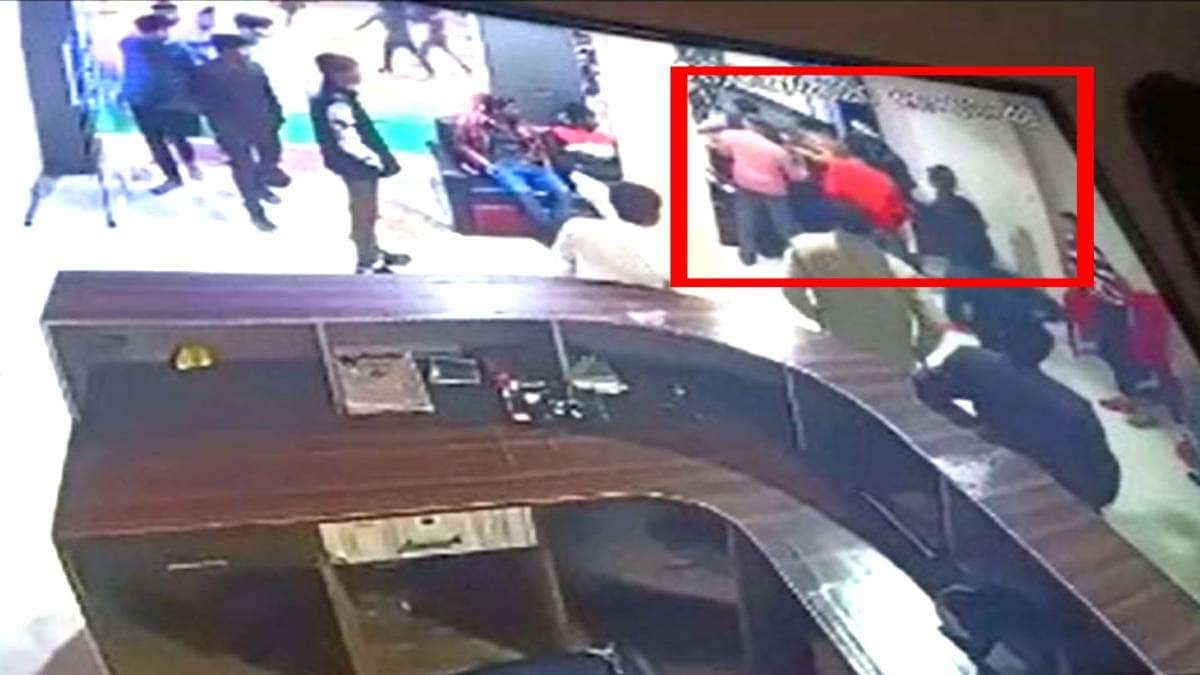 मैरिज हॉल के मालिक की पिटाई