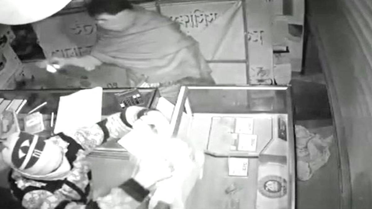 मोबाइल शॉप में चोरी