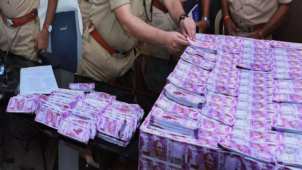 दीनदयाल उपाध्याय जंक्शन से भारी मात्रा में कैश बरामद (फाइल फोटो-PTI)