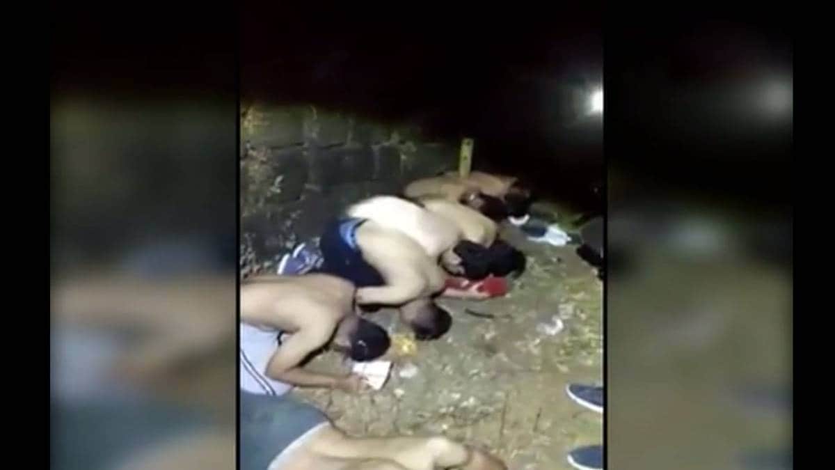 युवाओं से कपड़े उतरवाकर लगवाए गए देशभक्ति के नारे