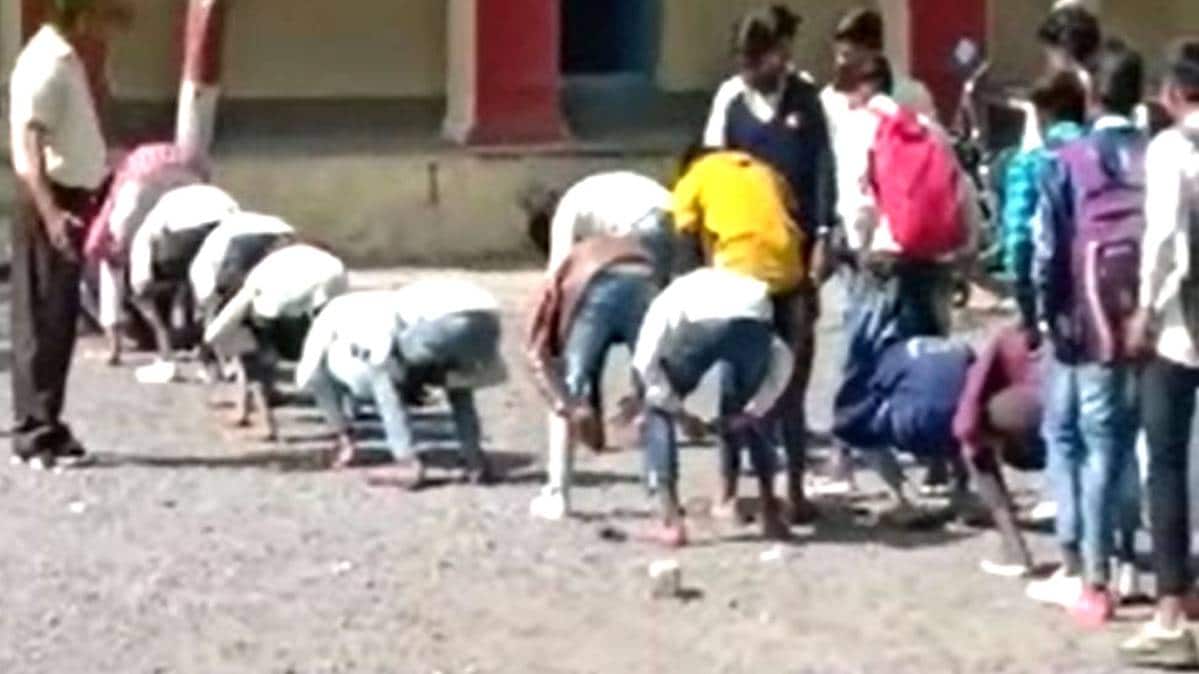 प्रिंसिपल ने छात्रों को बनाया मुर्गा