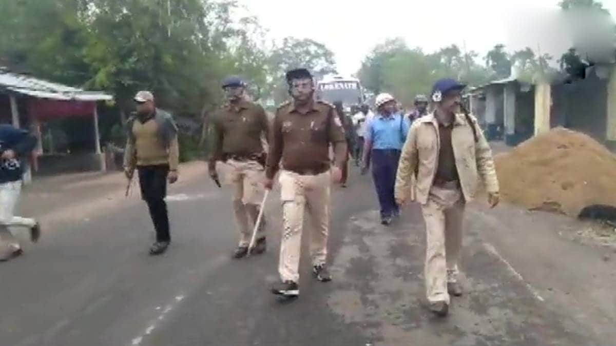 मुर्शिदाबाद में CAA पर प्रदर्शन के दौरान 2 गुटों में चली गोलियां(फोटो-ANI)