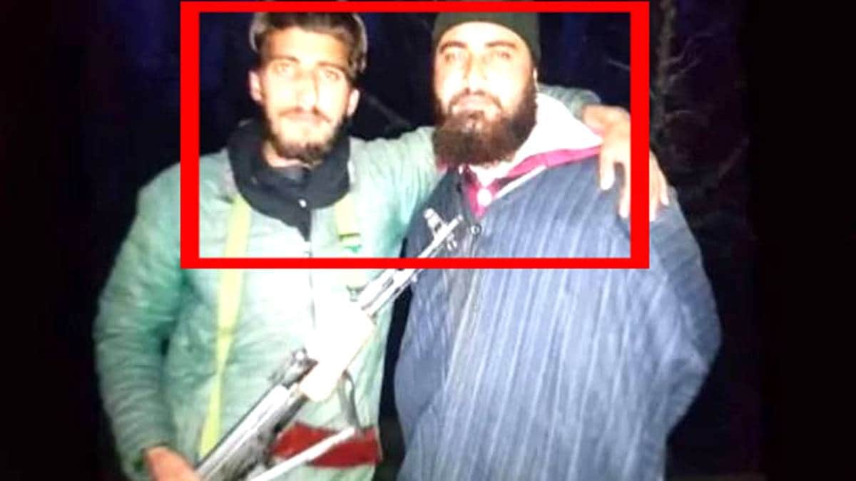 आतंकी काफियतुल्लाह (AK- 47 लिए) और नवीद मुश्ताक