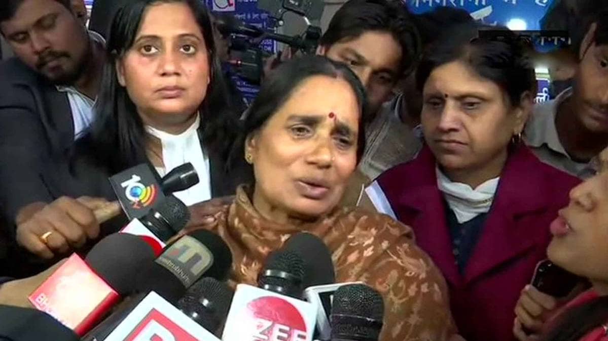 रो पड़ीं निर्भया की मां (फोटो-ANI)