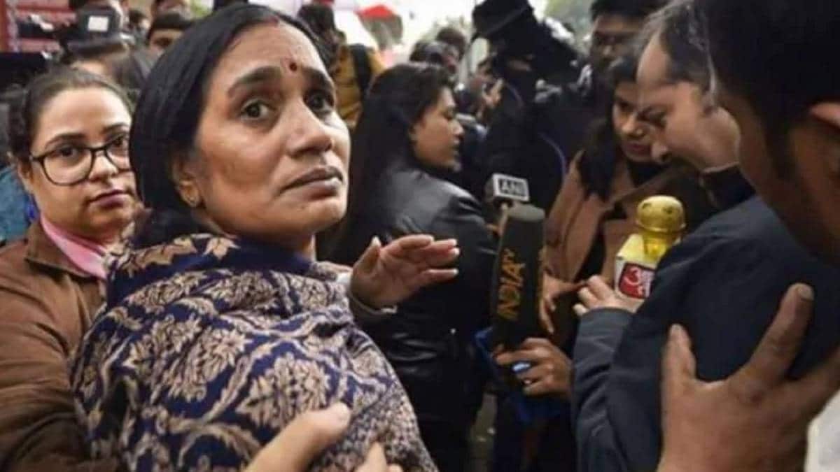 निर्भया की मां का कोर्ट से मांग- 22 जनवरी को फांसी देकर इंसाफ करे