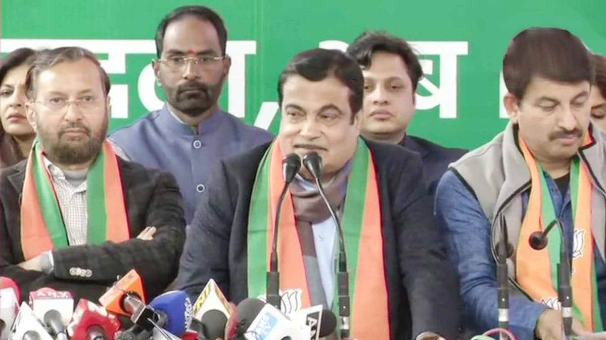 BJP का घोषणा पत्र जारी करते नितिन गडकरी (फोटो- ANI)