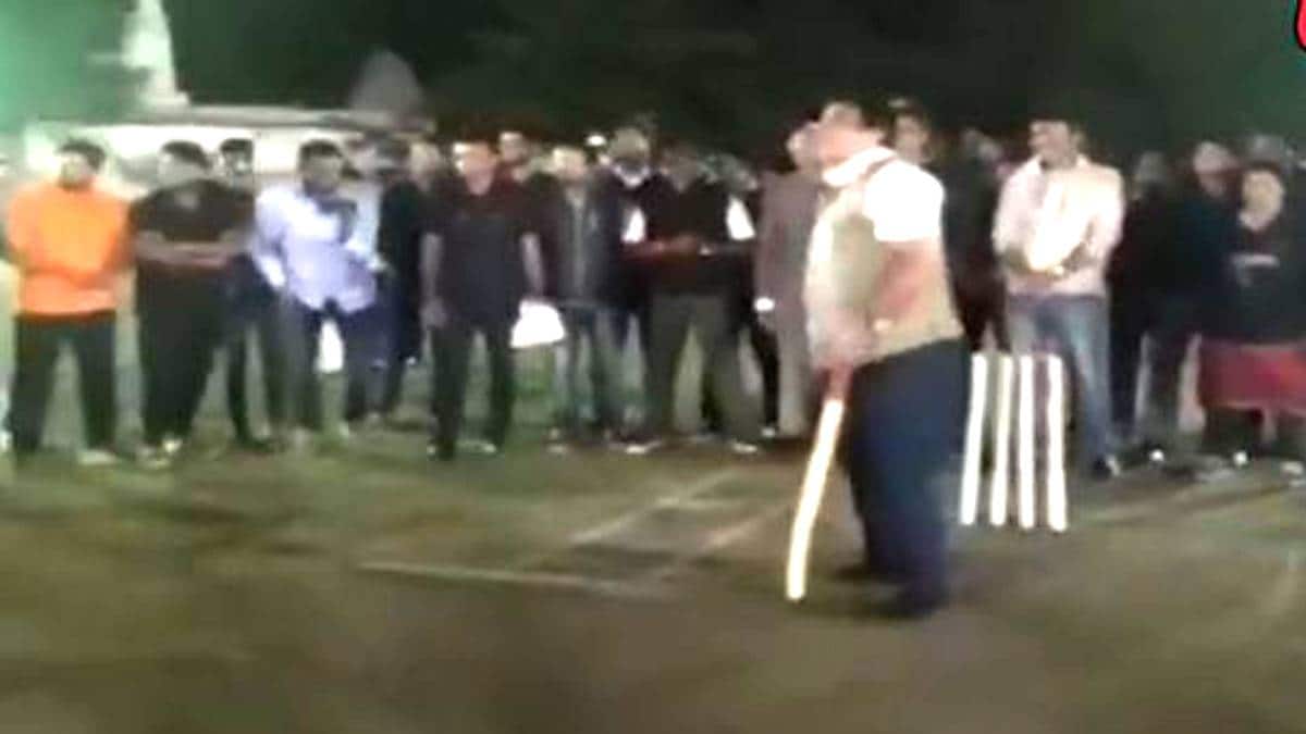 क्रिकेट खेलते हुए नितिन गडकरी