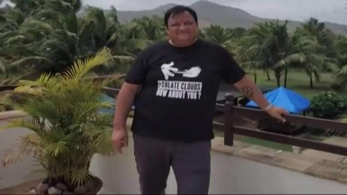 ग्रेटर नोएडा की सड़क पर मिला शख्स का शव