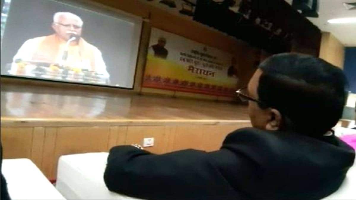 सीएम की वीडियो कॉन्फ्रेंस में सोते दिखे ADC