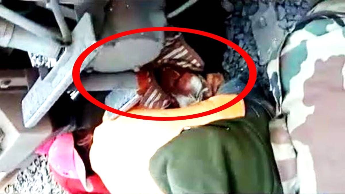 ट्रेन के पहियों के बीच फंसा बुजुर्ग