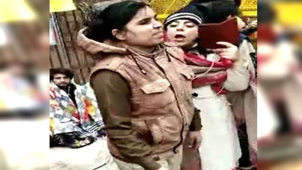 पुलिस के साथ बदसलूकी करते हुए महिला